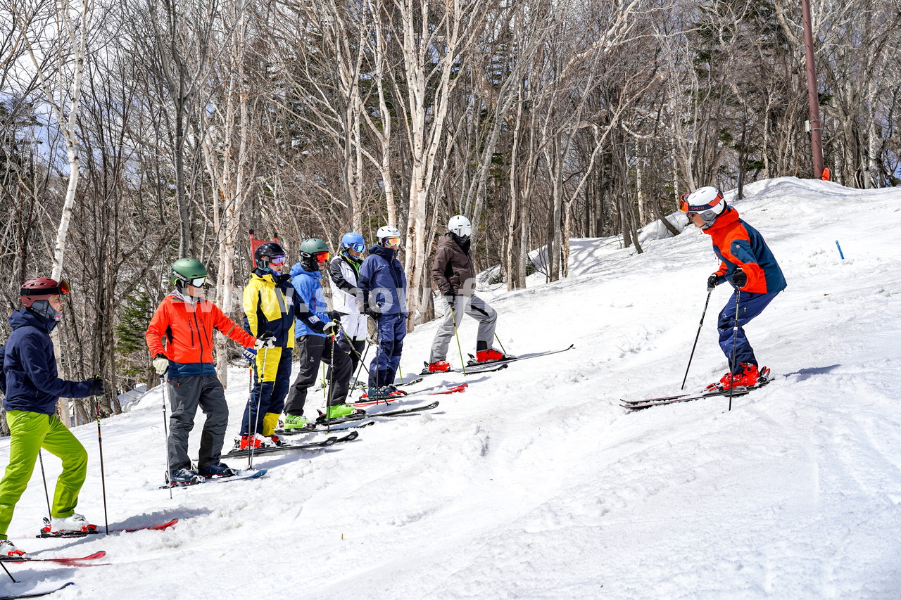 札幌国際スキー場 Mt.石井スポーツ ISHII SKI ACADEMY 校長・斉藤人之さんによる『斉藤塾』開講。本日のテーマは、「春雪！コブからスキーのたわみを楽しむ！！」(^^)v